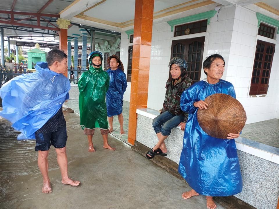 Những cơn sóng lớn liên tục ập vào, khiến các hộ dân lo âu và sẵn sàng để di rời. Ảnh: Q.D