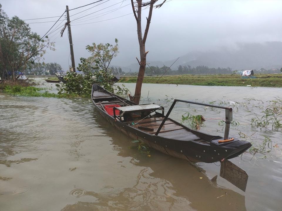 Những con thuyền của người dân và lực lượng chức năng được chuẩn bị sẵn, để sẵn sàng di rời đến nơi cao ráo. Ảnh: Q.D