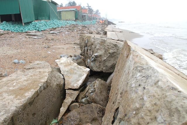 Cận cảnh gần 4km tuyến kè, đê biển Cửa Lò tan hoang sau bão lũ, hàng quán điêu đứng - Ảnh 16.