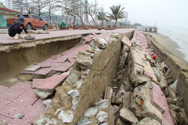 Cận cảnh gần 4km tuyến kè, đê biển Cửa Lò tan hoang sau bão lũ, hàng quán điêu đứng - Ảnh 18.