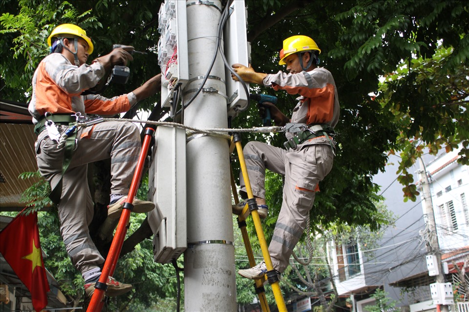 Công nhân Điện lực Thành phố Lào Cai triển khai lắp đặt công tơ điện tử nhằm công khai, minh bạch và ghi chỉ số công tơ một cách chuẩn xác. Ảnh: Minh Anh