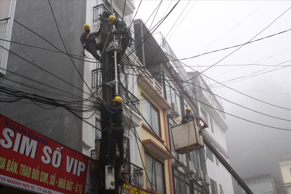 Công nhân Điện lực Thành phố Lào Cai triển khai lắp đặt công tơ điện tử nhằm công khai, minh bạch và ghi chỉ số công tơ một cách chuẩn xác. Ảnh: Minh Anh