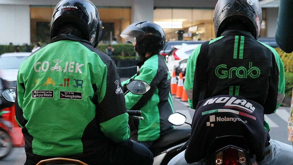 Tài xế Grab và Gojek đang ngồi đợi khách tại thủ đô Jakarta (Indonesia). Ảnh: Asian Nikkei Review.