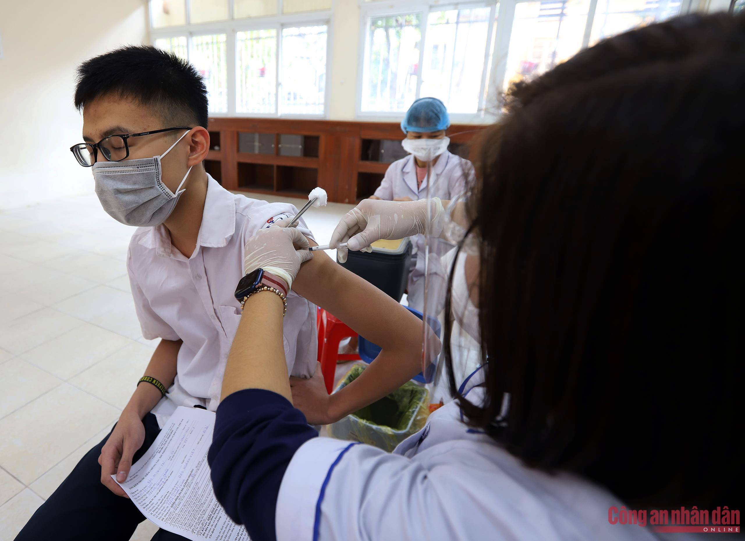 Hà Nội tiêm vaccine phòng COVID-19 cho học sinh lớp 9 - Báo Công an Nhân  dân điện tử