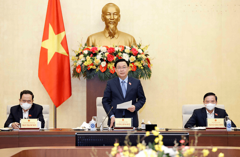 kinh te vi mo on dinh nhung cac can doi lon tiem an rui ro